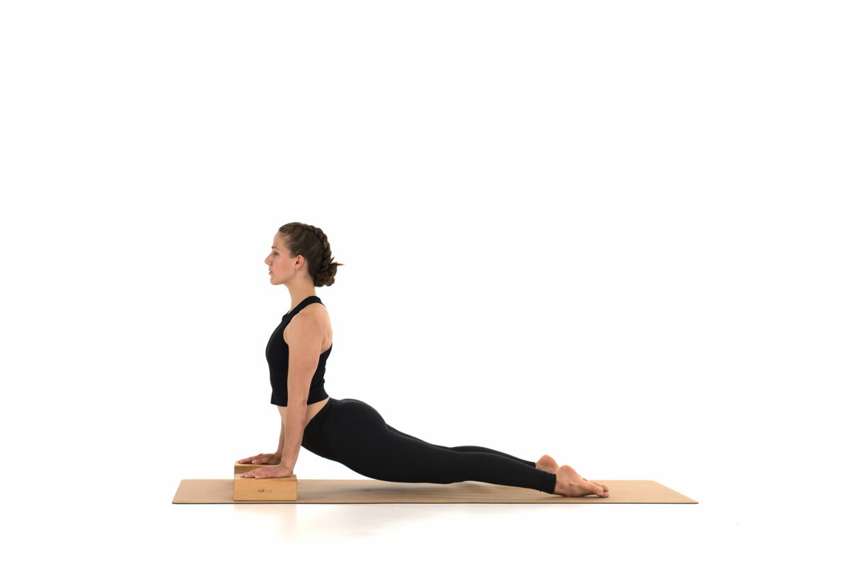 Yogaübungen mit dem rollholz Yogablock