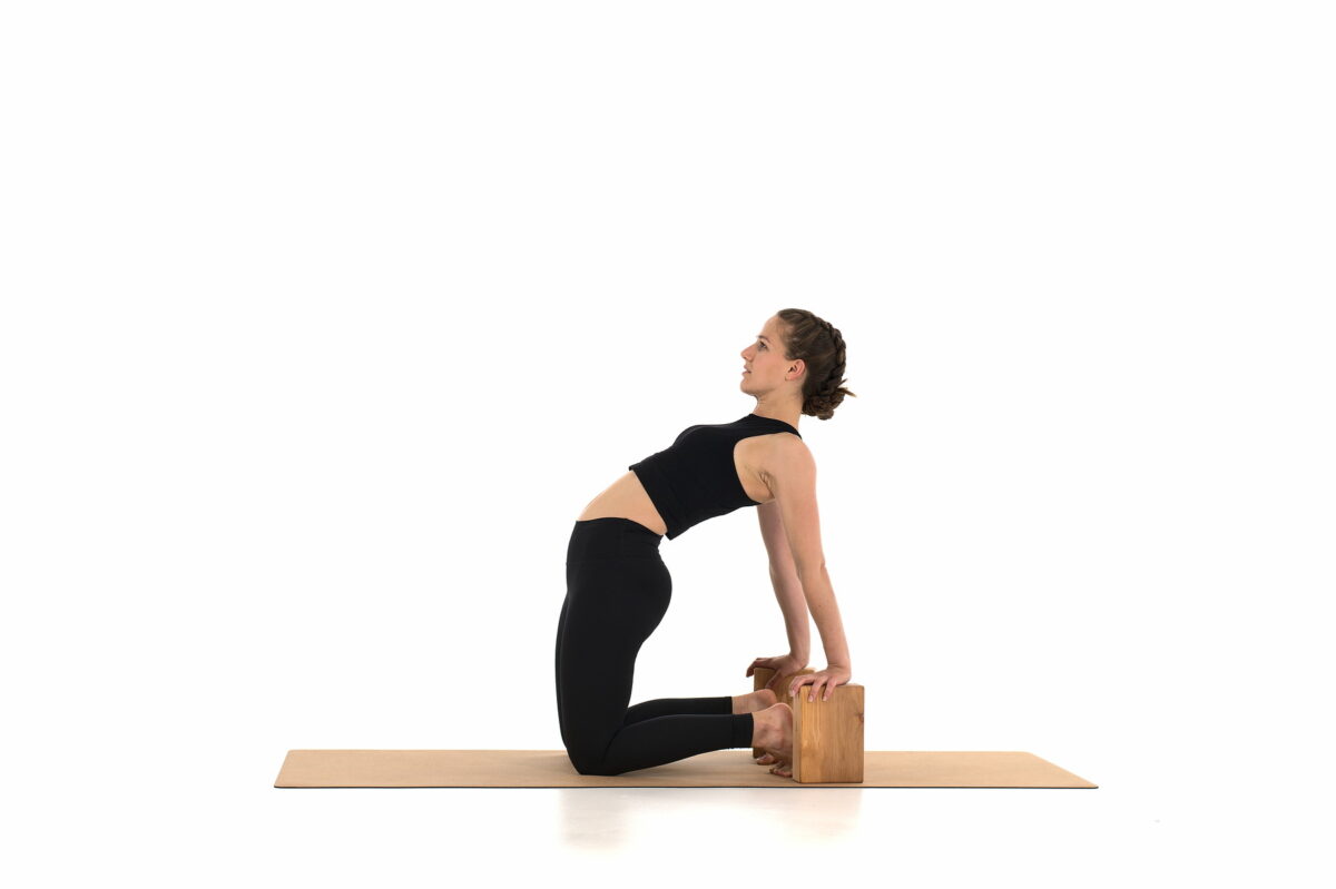 Yogaübungen mit dem rollholz Yogablock