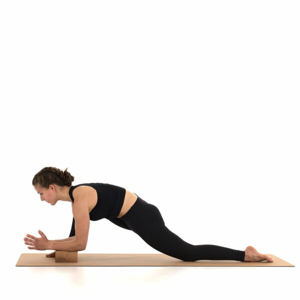 Yogaübungen mit dem rollholz Yogablock