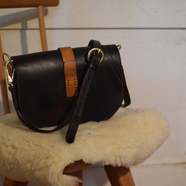 Repurpose-Handtasche rund „Cognac" Rückseite