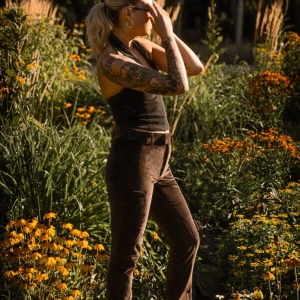 twobreeches dark espresso von CENTAURALSTUDIO: Jodhpur-Reithose aus espressobraunem Genuacord mit veganem Vollbesatz