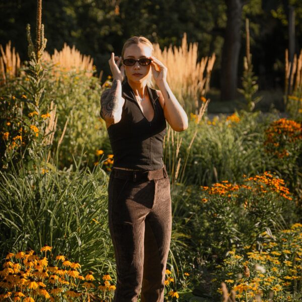 twobreeches dark espresso von CENTAURALSTUDIO: Jodhpur-Reithose aus espressobraunem Genuacord mit veganem Vollbesatz
