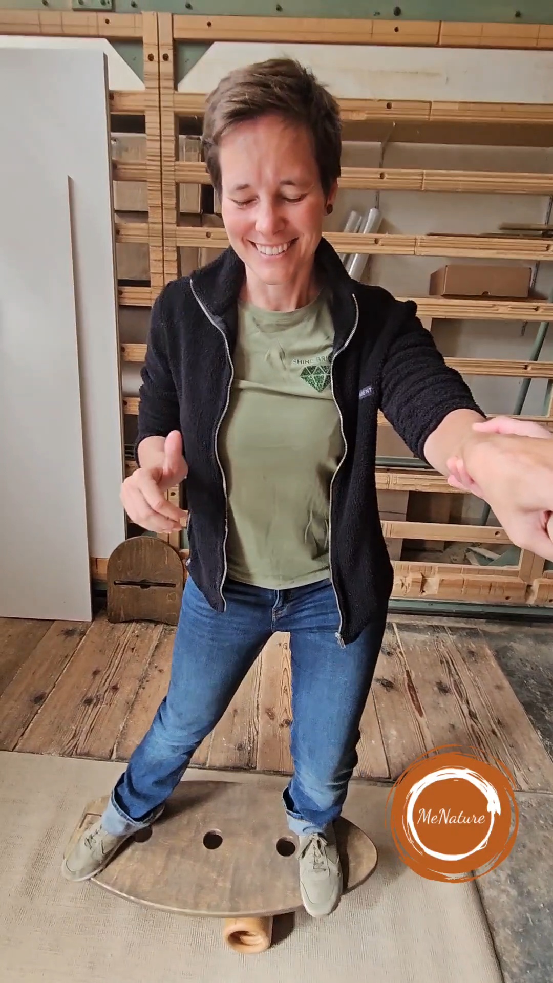 Meli testet ein Balance Board aus Holz für MeNature